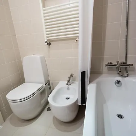 Apartment With Private Garden Near Baixa